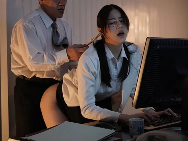 máy rung lồn Cô nhân viên thiếu thốn &quot;tình cảm&quot; và tên quản lý già may mắn