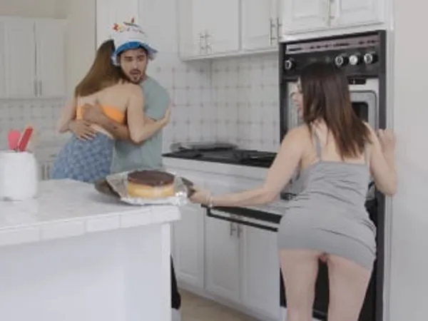 vlxx thủ dâm Mẹ dâm gạ phang thằng bồ của con gái